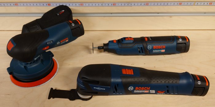 Bosch 12V verktygsserie inkl. slipmaskin, borrskruvdragare och multiverktyg på arbetsbänk.