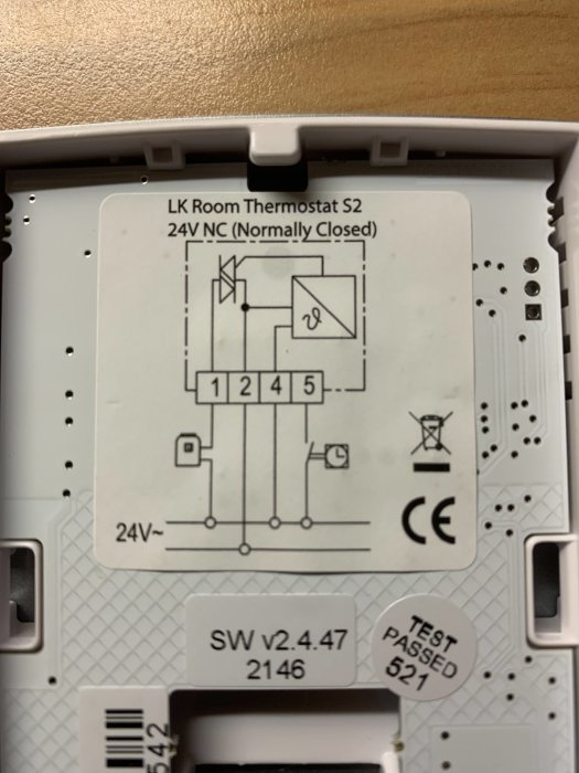 Kopplingsschema på en termostat med märkningen 'LK Room Thermostat S2 24V NC', kontakter och elektriska symboler visas.