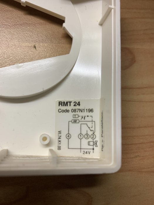 Närbild på ett kopplingsschema för en RMT 24-enhet utan extern givare och nattsänkning.