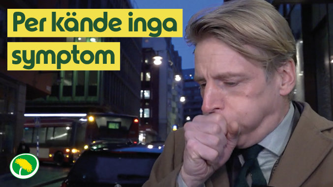 Man i kostym hostar i sin hand på en stadsgata med text "Per kände inga symptom" överst.