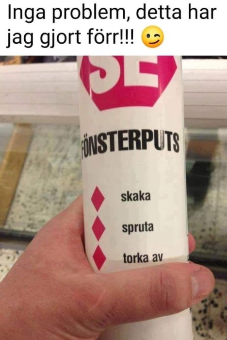 Hand håller en flaska fönsterputs med instruktionerna "skaka", "spruta", "torka av" och en text över som skämtsamt säger "Inga problem, detta har jag gjort förr!!" med emoji.