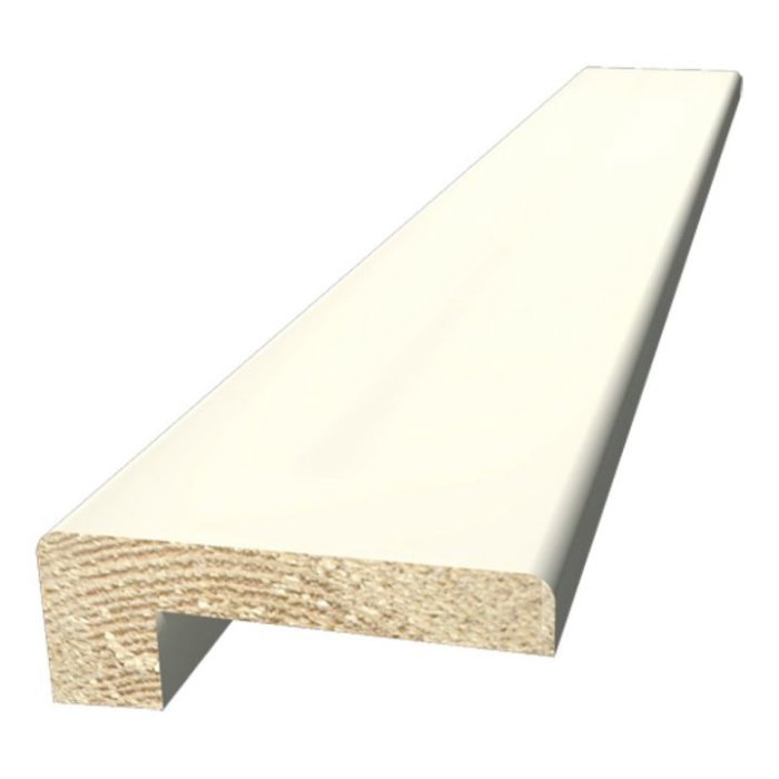Vitmålat klackfoder av furu, 21x56x2200mm, från Mölven.