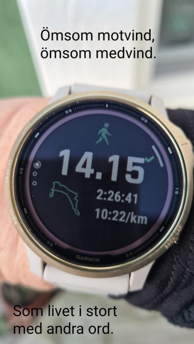 Garmin löparklocka som visar tid, distans och tempo med löparen och rutt visualiserad.