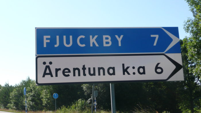 Svensk vägskylt som visar avstånd till Fjuckby 7 km och Ärentuna k:a 6 km mot höger.