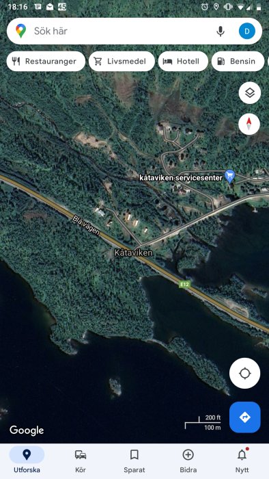 Satellitvy över ett landskap med vägar, skog och en sjö vid Kataviken, markerat servicecenter och Blåvägen.