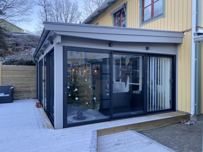 Nytt uterum med WG82 skjutpartier från Willab Garden, snöigt golv, julgran inuti.