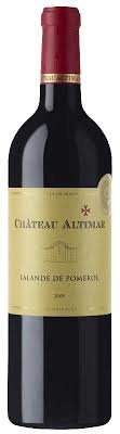 Flaska Chateau Altimar Pomerol vin med etikett, mot vit bakgrund.