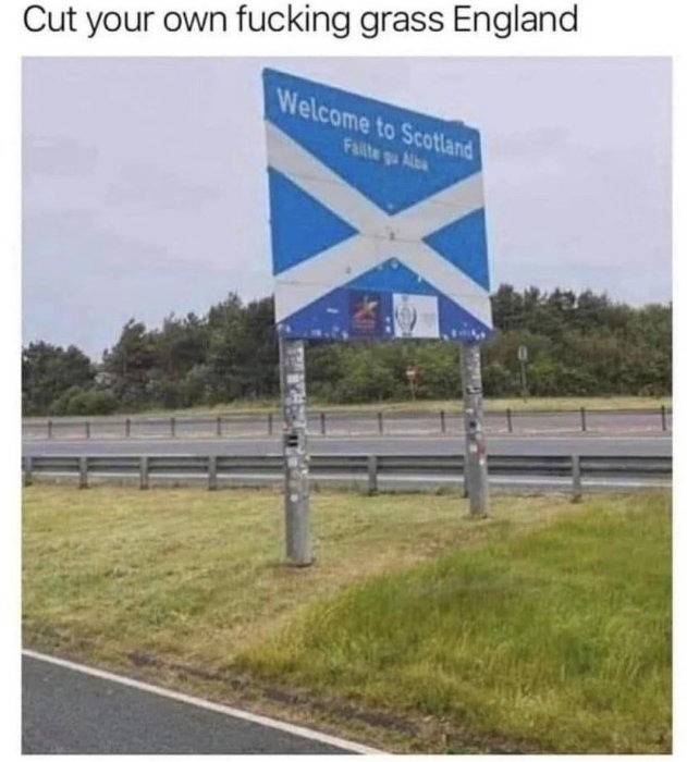 Välkomstskylt till Skottland vid vägkanten med texten "Welcome to Scotland" och Skottlands flagga.