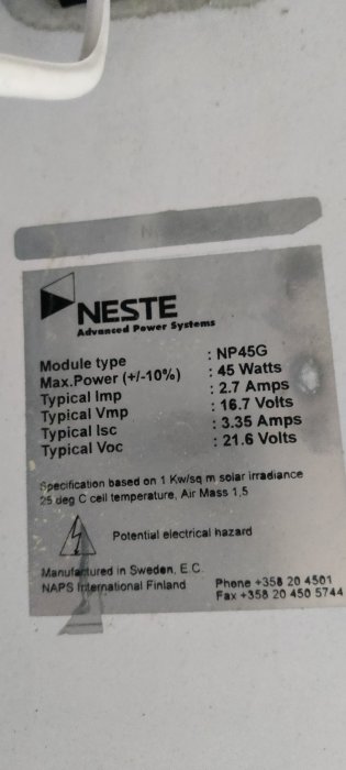 Etikett på en solpanel från NESTE Advanced Power Systems som visar specifikationer såsom 45 Watt och 16.7 Volt.