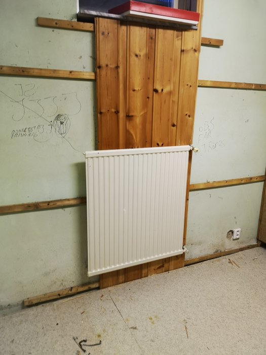 Element monterat på träpanel i källare från 1962 som behöver avlägsnas för renovering.