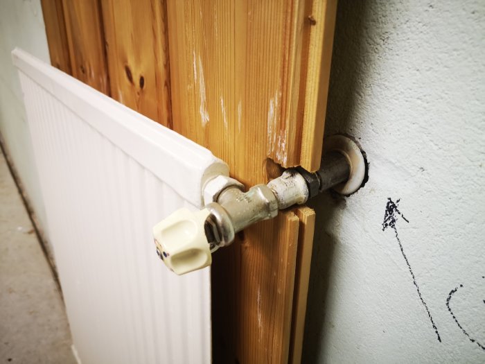 Element kopplat till en träpanelvägg i en källare, diskussion om huruvida det kan avlägsnas utan VVS-hjälp.