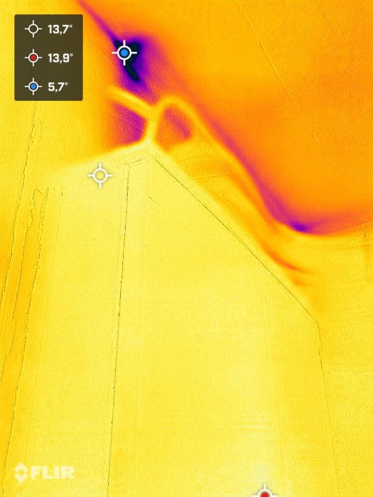 Termisk bild som visar köldbroar med en värmekamera, färggraderingar indikerar temperaturskillnader.