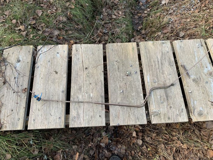 Bromsrör med nipplar på en träbro som användaren fixade för hjullastare.