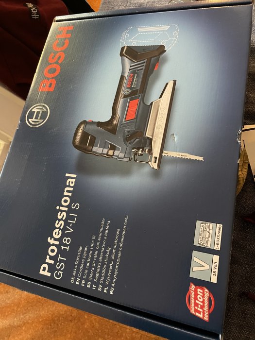 En ny Bosch Professional GST 18 V-LI S sticksåg i kartong.