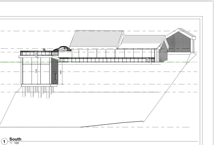 Arkitektonisk ritning av ett hus med mått och källarsektion som visar terrängens lutning.