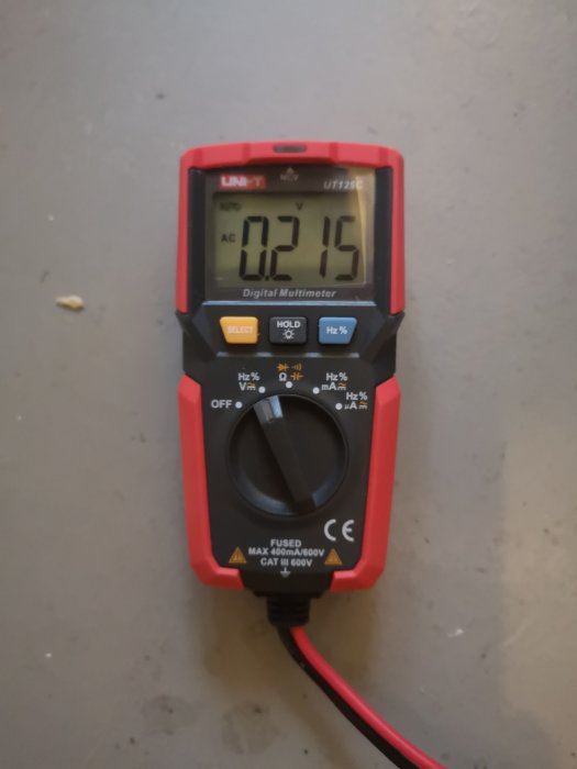 Multimeter visar en avläsning på 215 volt, vilket indikerar ett problem med förväntade 400 volt.