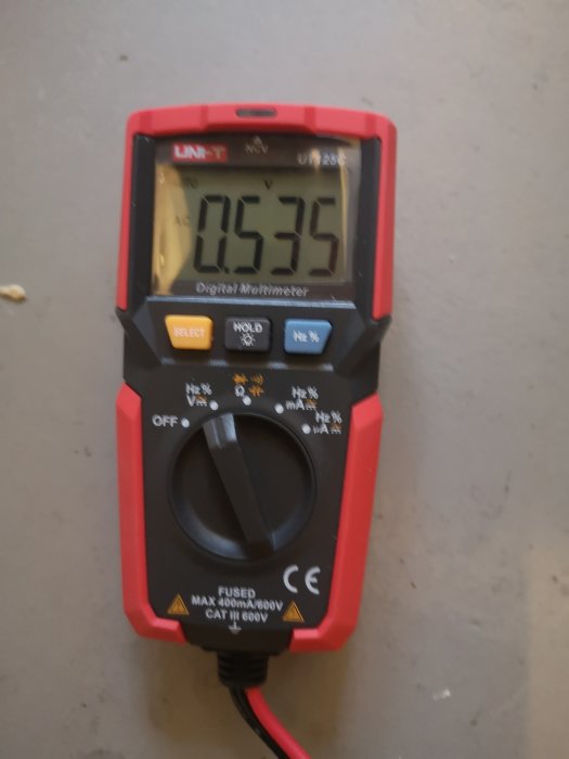 Digital multimeter visar en mätning på 535 volt.