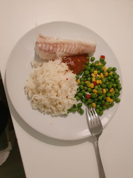 Tallrik med kokt torsk, ris, grönsaker och mango salsa.