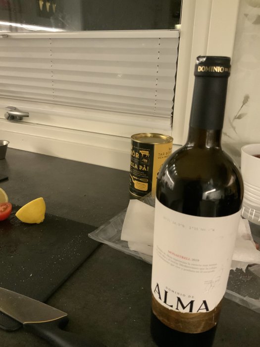 Flaska vin och kryddburk på köksbänk, inga människor synliga.
