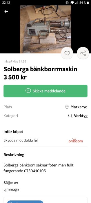 Begagnad Solberga bänkborrmaskin på träbord, saknar fot, med elsladdar i bakgrunden.