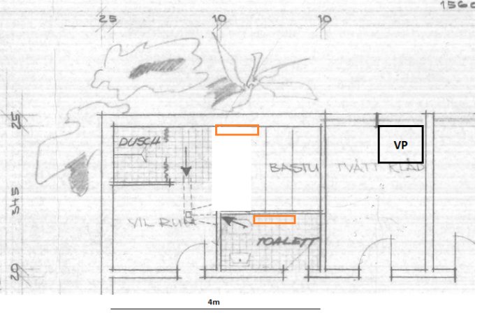 Handritad skiss av badrumsplan med två markerade radiatorer och en fördelare för värmeinstallation.