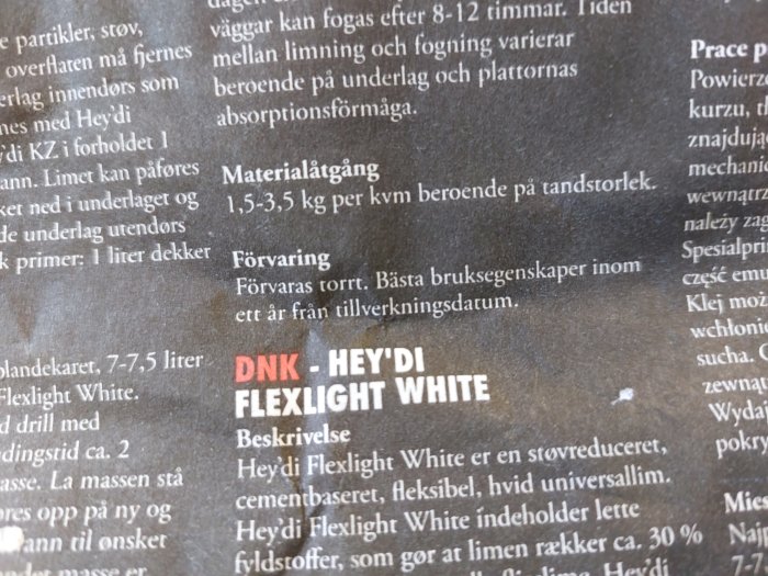 Close-up av byggproduktinformation med tillverkningsdatum och beskrivning på Heydi Flexlight White.