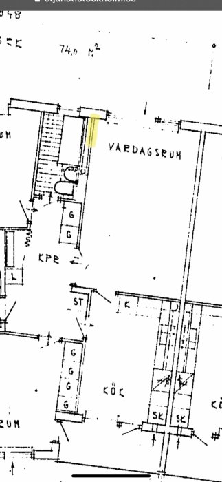 Arkitektritning av lägenhet med gulmarkerat område för tänkt platsbyggd hylla mellan badrum och vardagsrum.