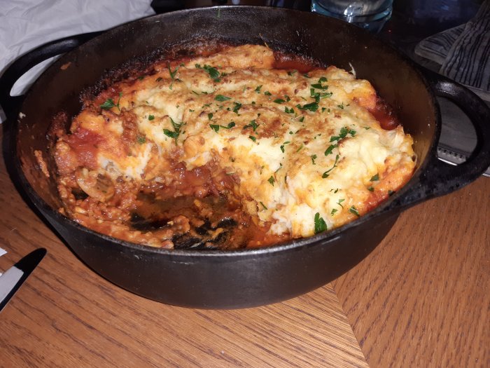 Nygräddad shepherd's pie i gjutjärnsgryta, toppad med hackad persilja.