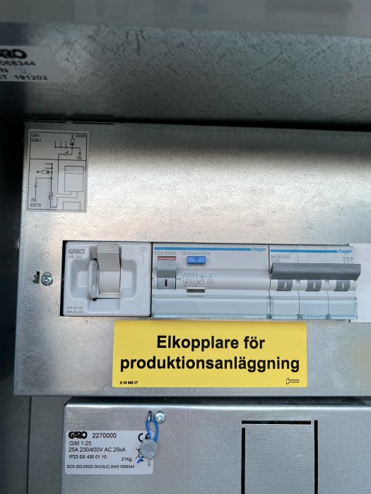Elcentral med huvudbrytare och tre säkringar märkta för produktionsanläggning.