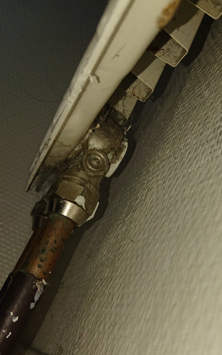 Insexskruv på radiatorfläns som är jämnt med rörets godstjocklek.