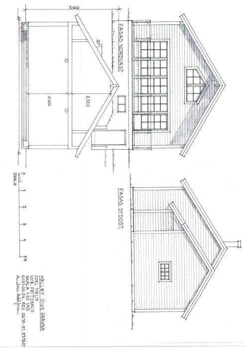 Arkitektritning av ett hus med måttangivelser, visar entré, kök och altan.