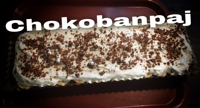 En chokladbananpaj med vispad grädde och hackad choklad på toppen, texten "chokobanpaj" överst.