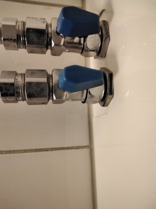 Vattenrör med blå ballofixventiler, droppar vid skarven indikerar möjlig kondens.