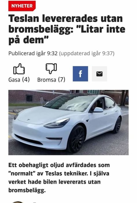 Vit Tesla Model 3 parkerad framför en byggnad, relaterad till en nyhetsartikel om leverans utan bromsbelägg.