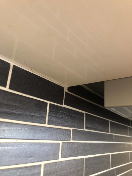 Kökshuv som inte passar över kakelklädd vägg p.g.a. ojämn installation.