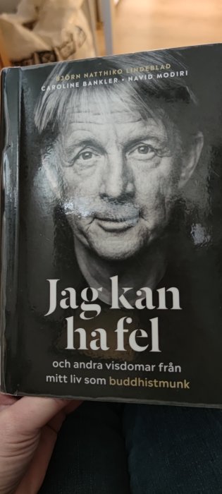Bokomslag för "Jag kan ha fel" med svartvit porträttbild och text.