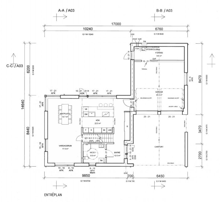 Arkitektonisk planritning av entréplanet i ett hus med mått, inkluderande kök, vardagsrum, garage och carport.