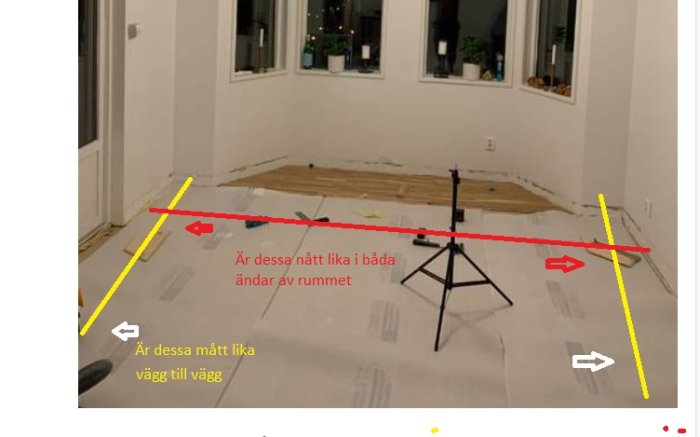 Interiör av ett rum under renovering med markerade mätavstånd och en stativlaser i centrum.