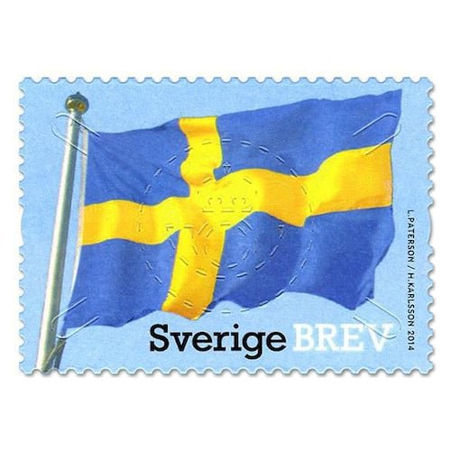 Svenskt frimärke med bild av den svenska flaggan och texten "Sverige BREV".
