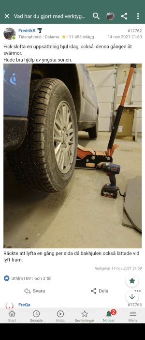 Bil upplyft med domkraft och en Bosch mutterdragare på 18V står intill framhjulet på en garagegolv.