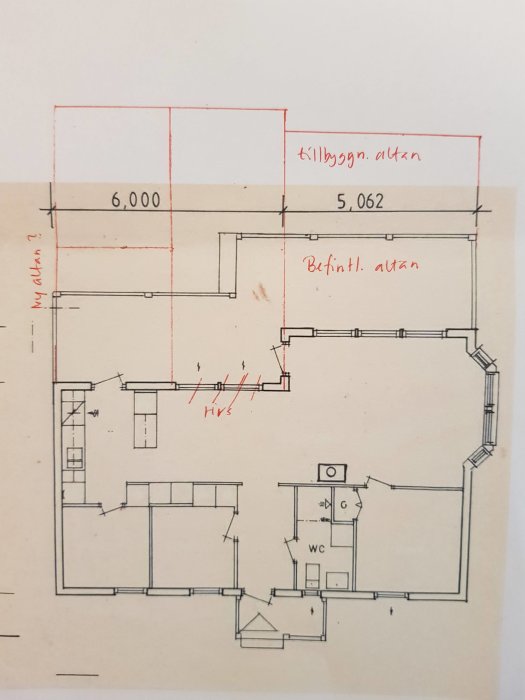 Arkitektritning av en sommarstuga med rödmarkerade områden för tillbyggnad, inklusive planering för nya sovrum och matsal.