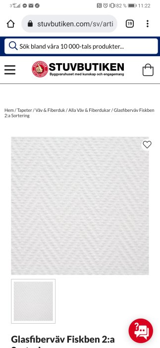 Närbild på en vit, vävd tapet med fiskbensmönster från en webbutik, tänkt att tas bort för renovering.