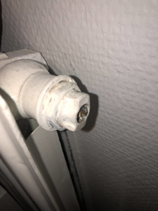 Trasig luftningsventil på radiator i behov av byte.