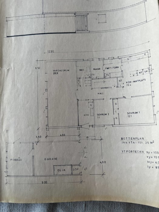 Arkitektonisk ritning av bottenvåningen i ett 1 1/2 plans hus, inkluderar vardagsrum, kök, sovrum och garage.