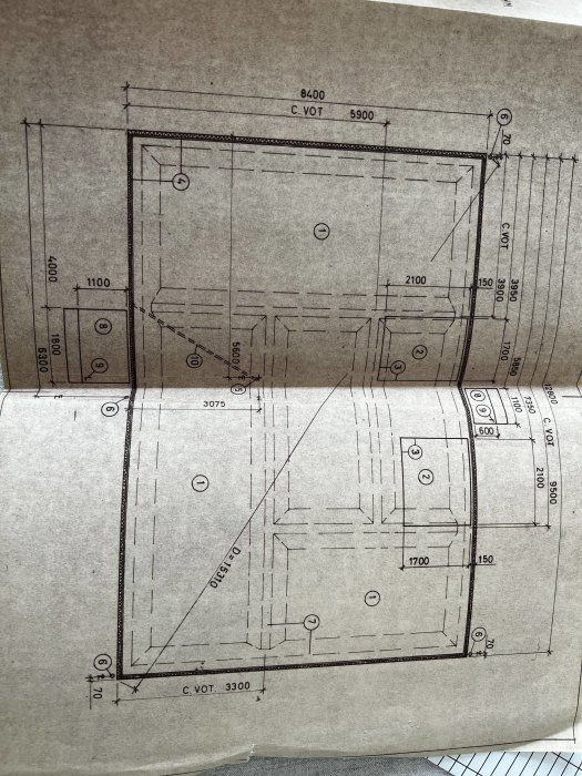 Arkitektritning av ett 1 1/2-plans hus visande planlösning med dimensioner, utan synliga bärande väggar.