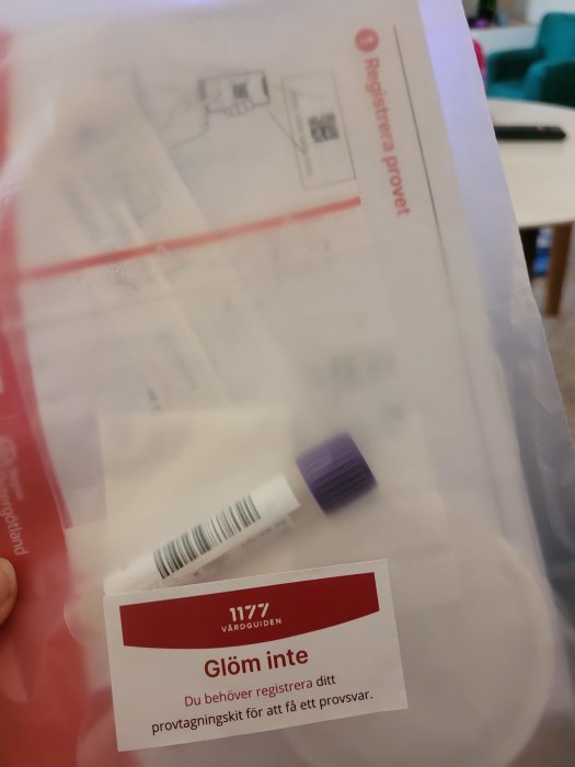Testkit för provtagning med texten "Glöm inte att registrera ditt provtagningskit för att få ett provsvar.