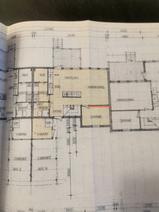 Ritning av ett tvåplans radhus där en vägg markerad med rött ifrågasätts om den är bärande.