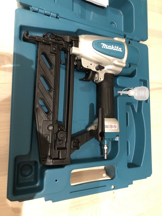 Ny Makita spikpistol i obruten förpackning, utan medföljande skyddsglasögon, verktyget tar 64mm spik.