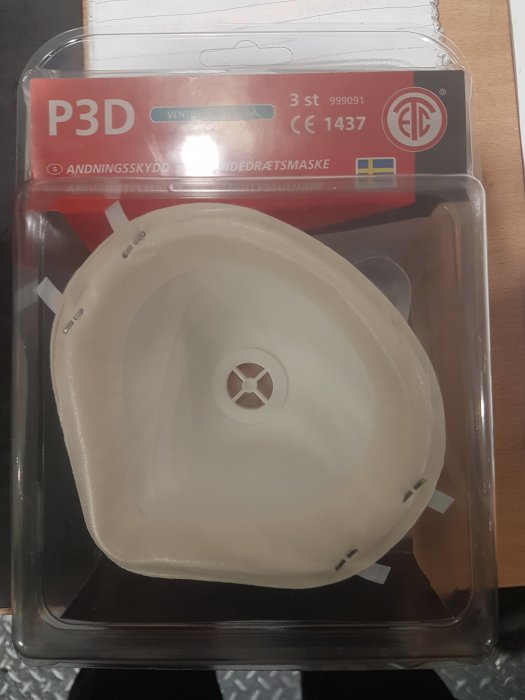 Förpackning med 3 CE-märkta andningsskydd av typ P3D, skyddar mot vätskor och ångor.