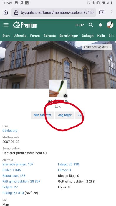 Skärmklipp av en användarprofil på ett forum med stor följ-knapp markerad i rött.